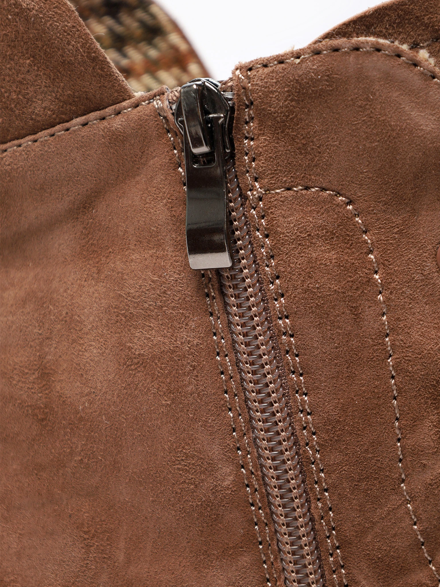 Ботинки коричневого цвета на широком среднем каблуке